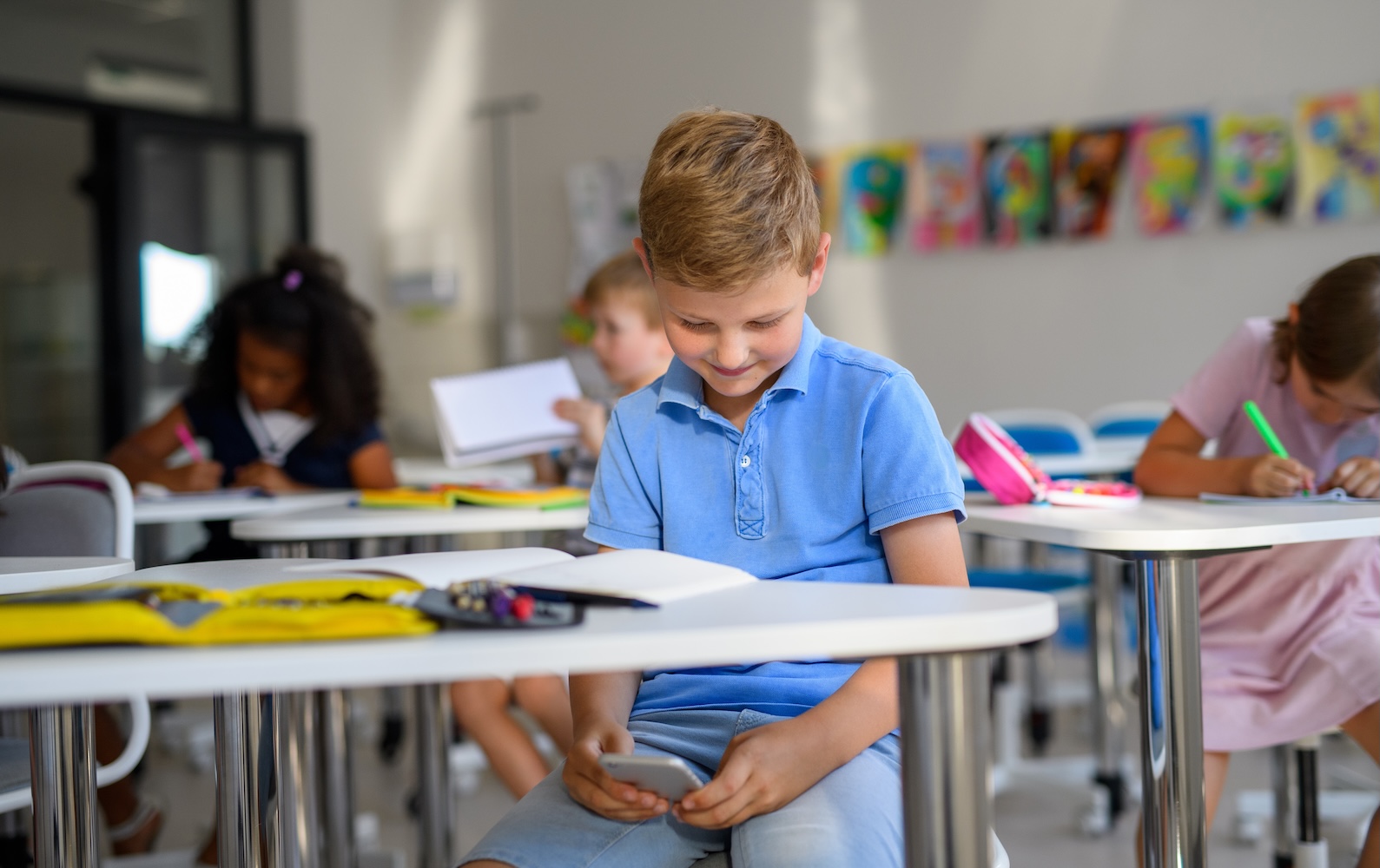 US&nbsp;teens spending 1+ hours on smartphones during&nbsp;school&nbsp;day, study concludes